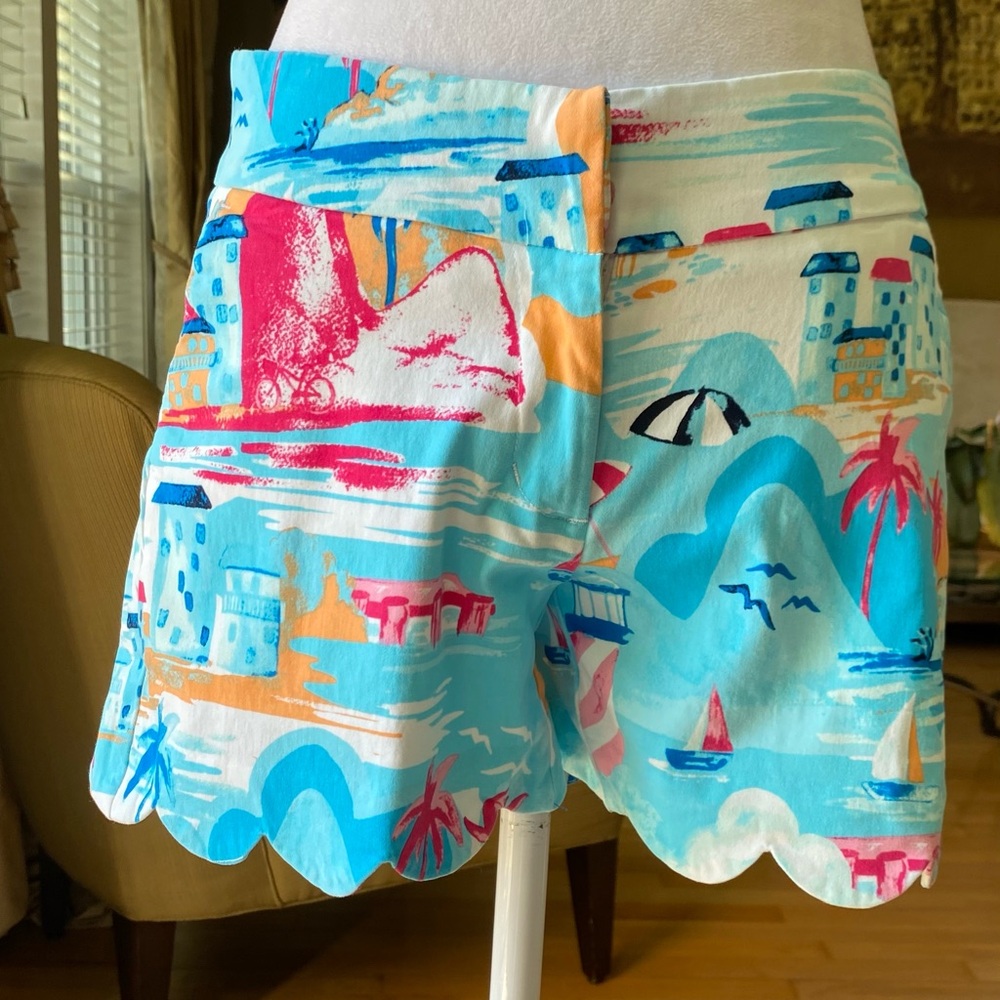 Crown & Ivy Shelby Scalloped Hem Shorts with Sandcastle coastal print size 0P